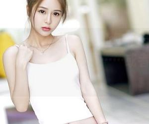 Feilin嗲囡囡 – 小Kaili小丁丁带来的美脚写真，分享背后的故事……或者只是腿？