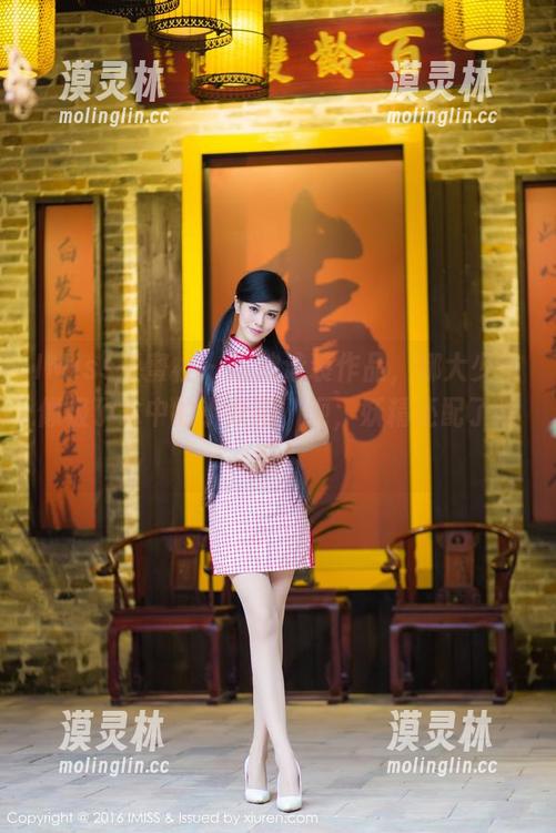 IMiss爱蜜社-娜大少爷 IMiss爱蜜社 - 这款泳装作品,娜大少爷像极了水中的小妖精,呃,妖精还配了池塘!