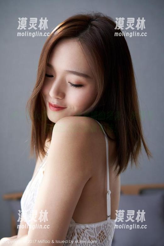 MiiTao蜜桃社 - 伊素妍的短裙：美图里隐约透出的腿部魔法！
