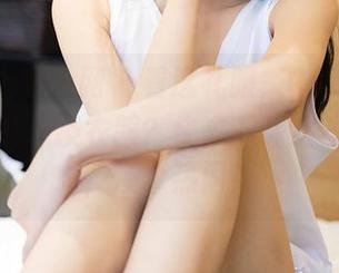 Xiuren秀人网 – 看这礼服，Carol周妍希是不是想换衣服？快来下载这些美图吧，凑个热闹！