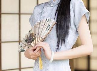 Xiuren秀人网 – 别忽略了夏晓Maggy这次透明的更新，连衣服都像是被高光处理了。