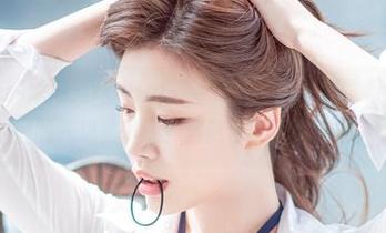 原图中的泳池，Yebin(전예빈)每个角度都透着‘水’润的气息，资源？当然也不可能浪费！