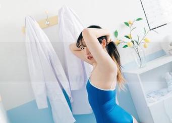Zia(지아)尝试潜水的样子，试图把DJAWAPhoto拯救成另外一种美图
