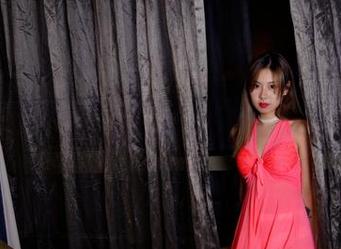pans – 小柔的私房美图，就在这个非常正式的办公室里，站姿好像稍显不妥…