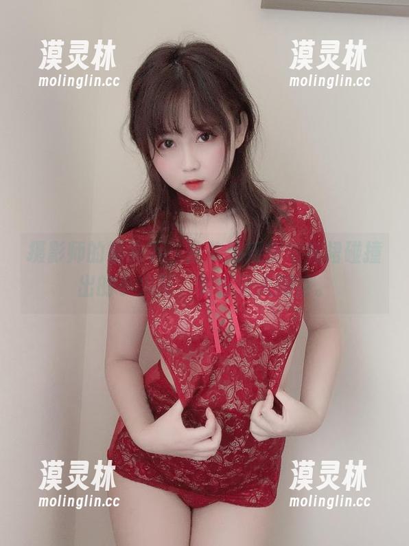 摄影师的镜头下，依依超级懒与红裙碰撞出的小火花，实在让人期待。