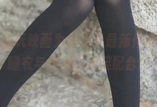 来吧，兔玩映画为你奉上最新作品：粉色睡衣与丝袜的默契配合！