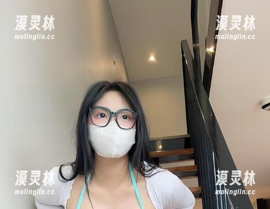 可爱的肉巴 微密圈 - 翻开可爱的肉巴的黑色丁字裤图片合集,哇,这姿态真不简单