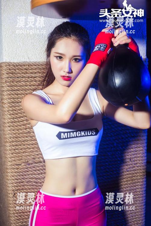 头条女神 - 坐在图库里跟娜依灵儿一起‘运动’，你能想象吗？
