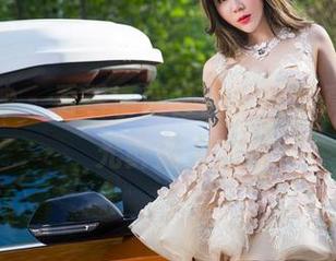 头条女神 – 看看李丽莎的定制写真，美足光鲜照人。