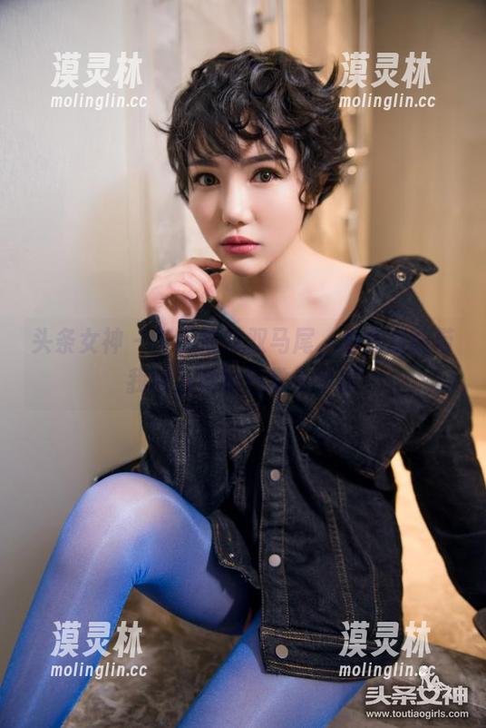 头条女神 - 艾小青的双马尾，私房美图带我进入她的日常小宇宙