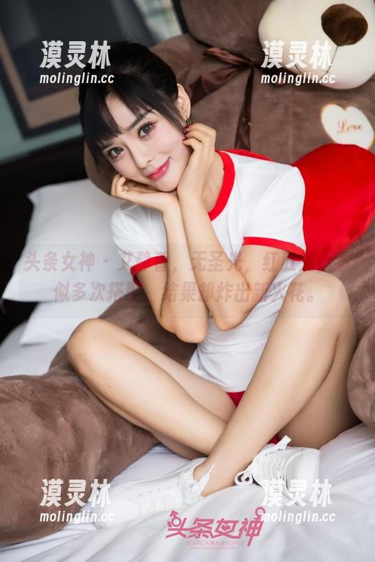 头条女神-艾静香 头条女神 - 艾静香,无圣光,红肚兜,看似多次搭配,结果却炸出新火花。