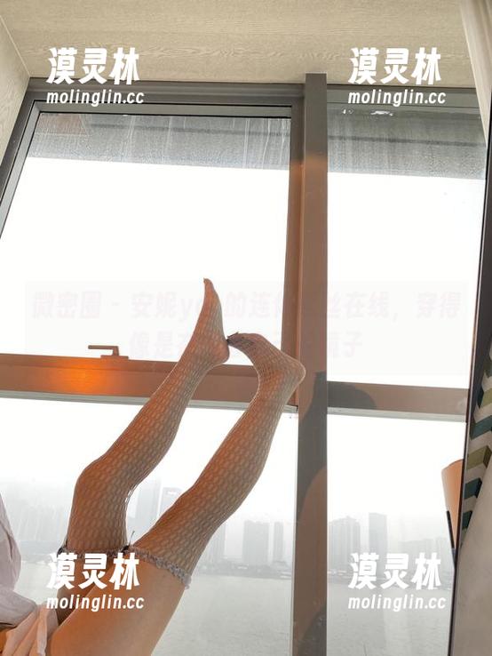 微密圈 - 安妮yoo的连体黑丝在线，穿得像是在约会自己的镜子