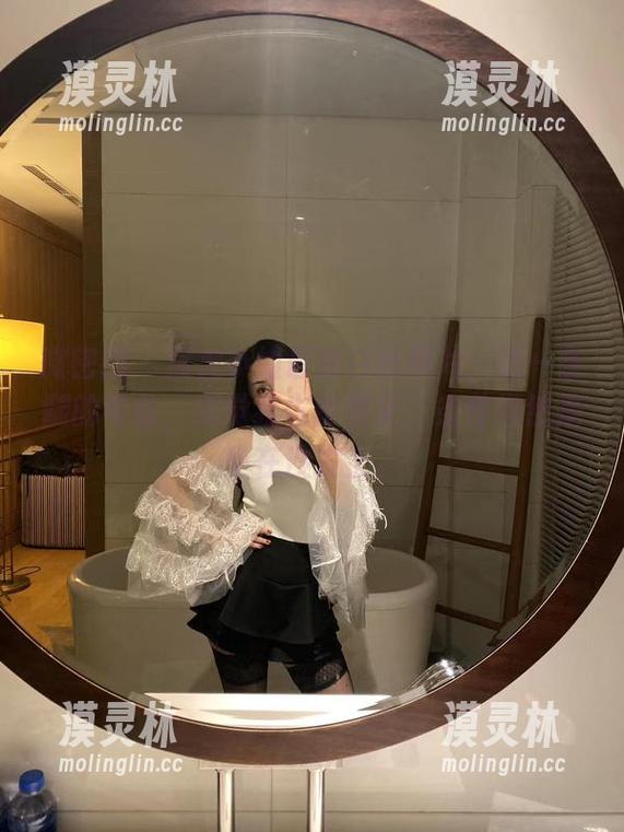微密圈 - 宸大小姐最新白丝照片：这一条腿的弯曲，感觉我也能劈叉，条件当然是坐在沙发上。