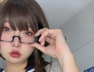 私底下的小泉学姐吖，风纪委员也要有邪魅的写真pose！