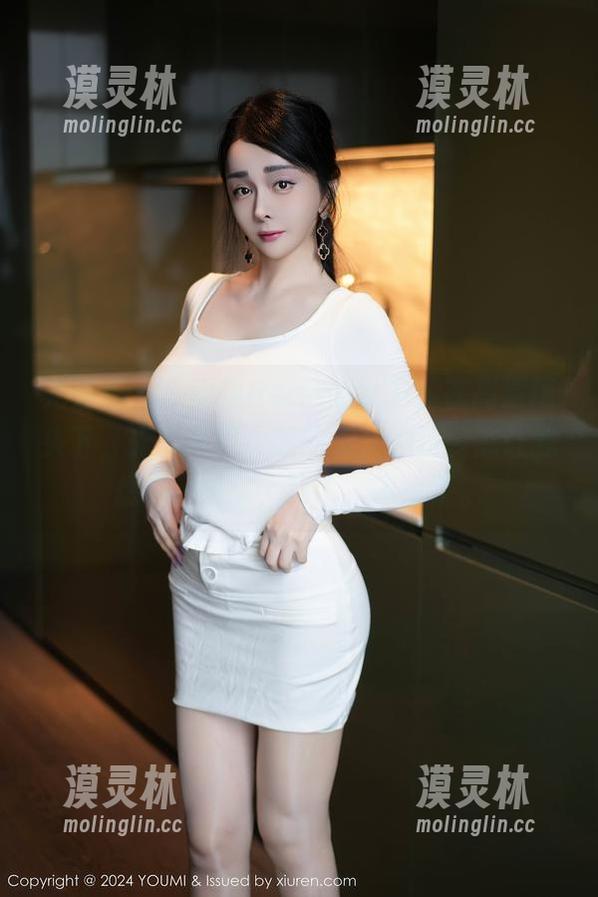 尤蜜荟 - 小海臀Rena的女友，在高清镜头下，光彩夺目，我的天，她这姿态让我想到……哦，算了，不说了。