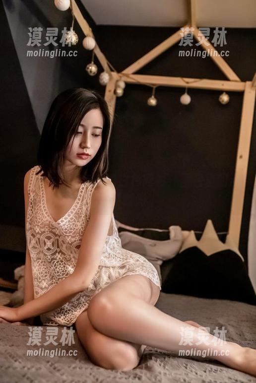 年年Nnian与她的白色网衫：图包里的漫游时光