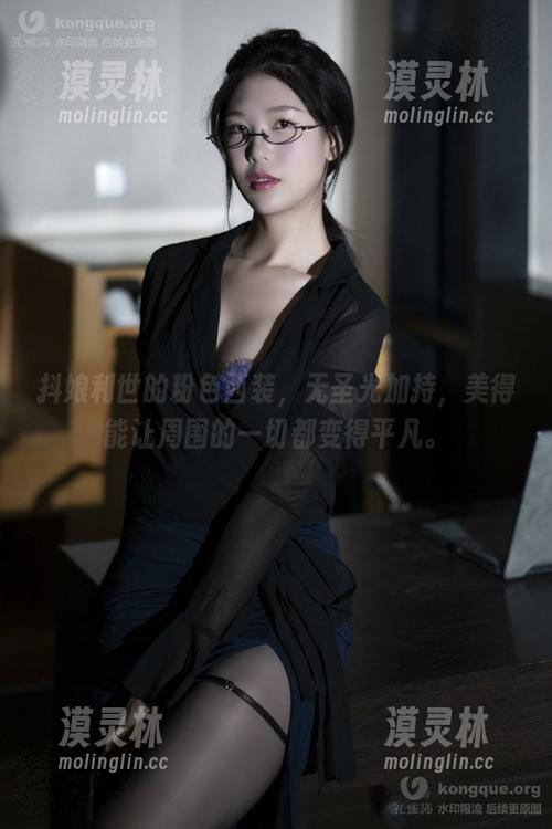 抖娘利世的粉色西装，无圣光加持，美得能让周围的一切都变得平凡。