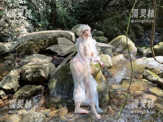 无颜小天使wy 看!无颜小天使wy把戏水变成了一场水中写真秀