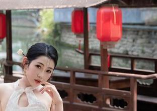 秀人网 – 谁在安妮Tess红裙的原图里藏着私房风景，真是个谜