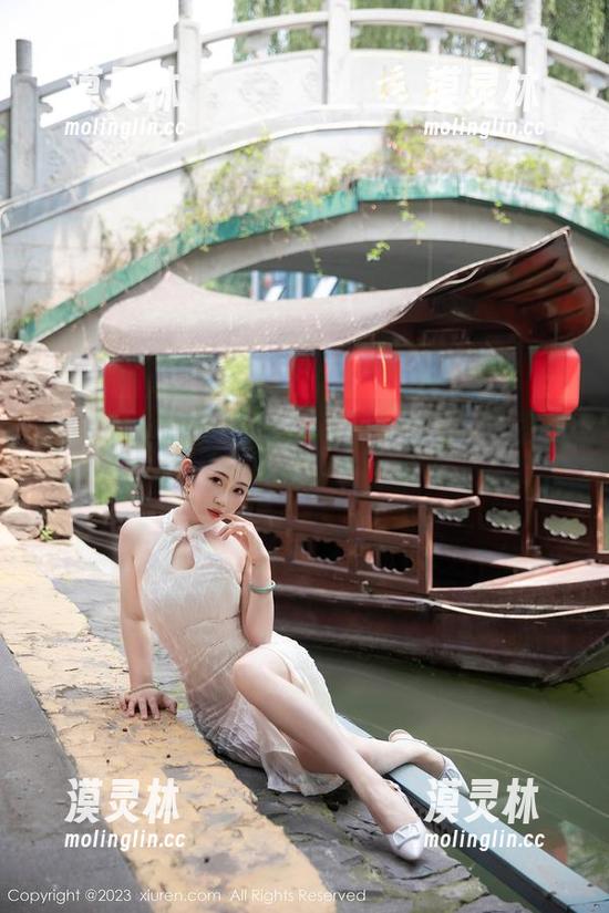 秀人网-安妮Tess 秀人网 - 谁在安妮Tess红裙的原图里藏着私房风景,真是个谜