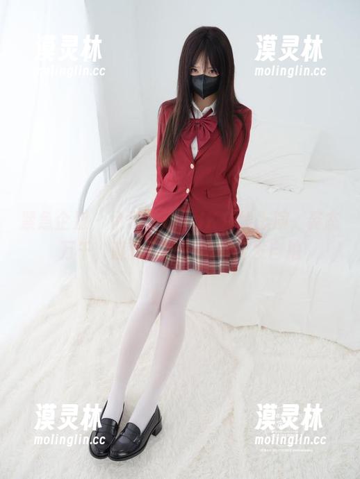 紧急企划 - 小恩的黑丝JK在线上演，姿态万千，随便买个热狗都能发自拍
