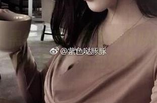 微密圈 – 黑丝精选：紫色哒豚豚的甜蜜与挑衅结合得恰到好处。