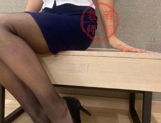 微密圈 – 若若老师泳池写真，警告：小心水花四溅和心被偷走！