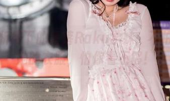 高解析度下的落落Raku学妹：不怕你数她的衣服，怕你看不够！
