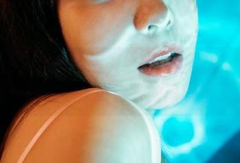 蜜桃社 – 自从看到美绪的黑丝壁纸，就再也不想班里那张无聊的风景画了。