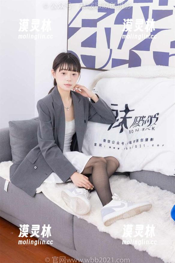 袜啵啵 - 小甜豆的厚紫丝让人无力抵抗，资源提供者，你可别藏着掖着哦！