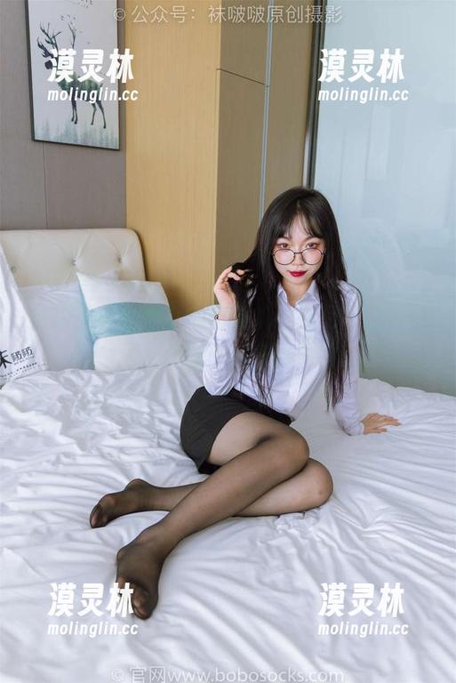 袜啵啵 - 小甜豆的匡威帆布鞋写真，看似普通，却藏着太多小情绪。