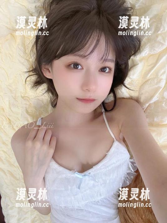 私拍图集：迷之呆梨的豹纹睡衣，满足你对野性的所有想象。