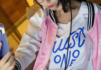“逐月Su”的图库：小红帽与大灰狼的隔空约会。