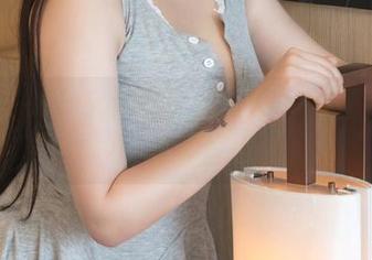 青豆客 – 当高颜值遇上JK——佟蔓高清写真里的盲点