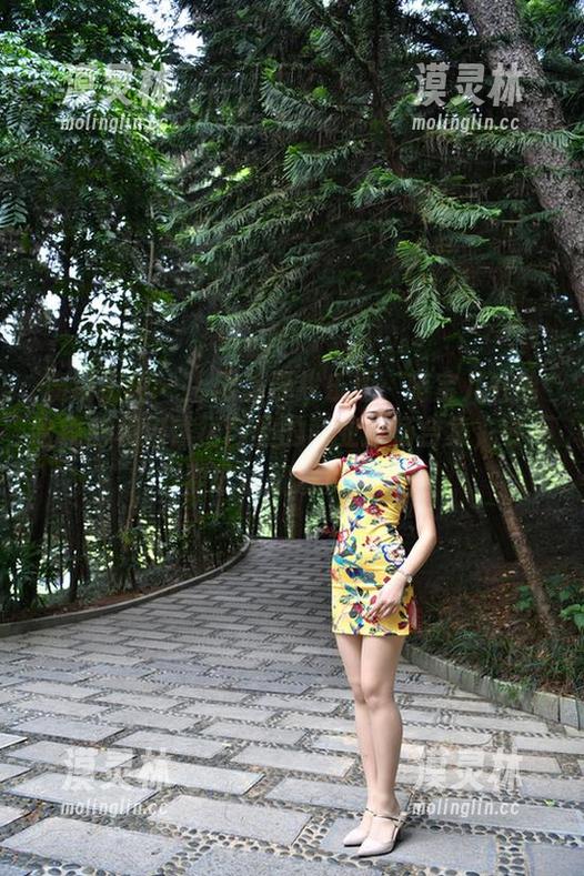 魔镜街拍 - 上网盘寻找乐趣：萌宝儿在哈哈镜前和包臀裙肉丝的商业广场合集，要不要试试沉浸其中？