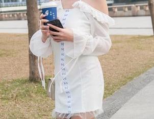 见证“魔镜街拍”的私房魔法，黑丝连衣长裙原图来袭