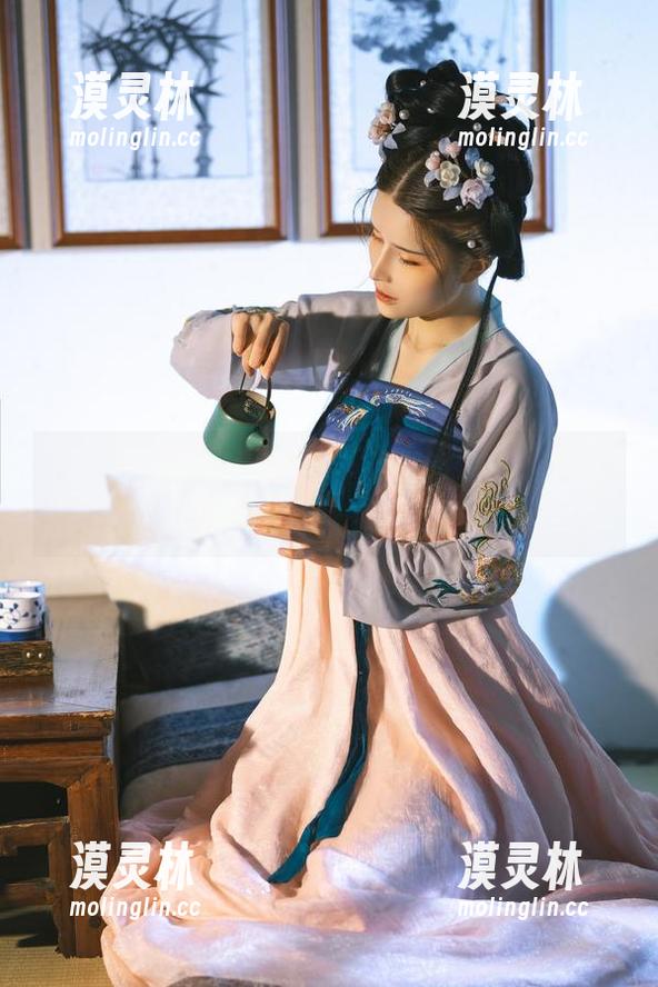 鹿八岁baby成为图库里的新亮点，裹胸短裙高清自拍看一看！