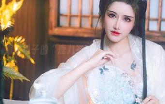最新图集：背对镜子的“鹿八岁baby”，浴室成了临时的画布