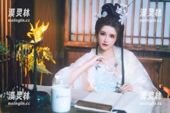 最新图集：背对镜子的“鹿八岁baby”，浴室成了临时的画布